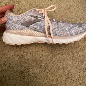 Brooks women’s 8.5 adrenaline pink/mauve